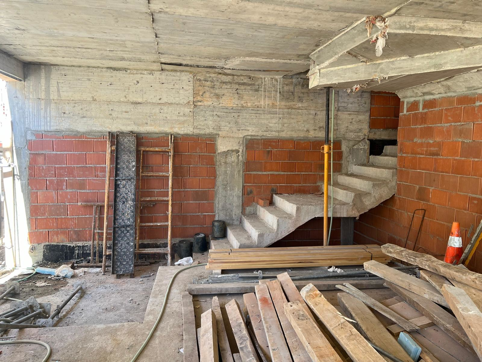 Execução de obra com equipa em estaleiro